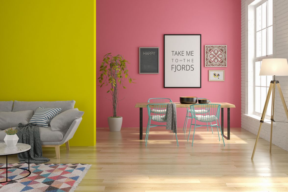 Sala com sofa e mesa de jantar com paredes pintadas de amarelo e rosa